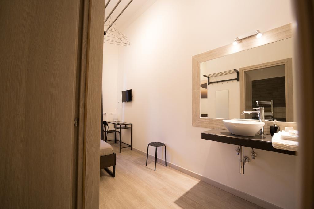 Double Room Private Bathroom,329981380:JPEG